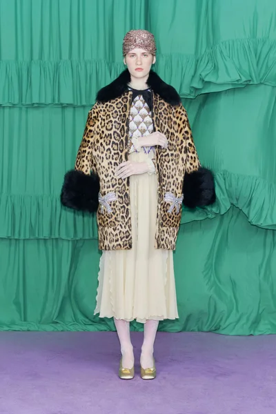 Look 16